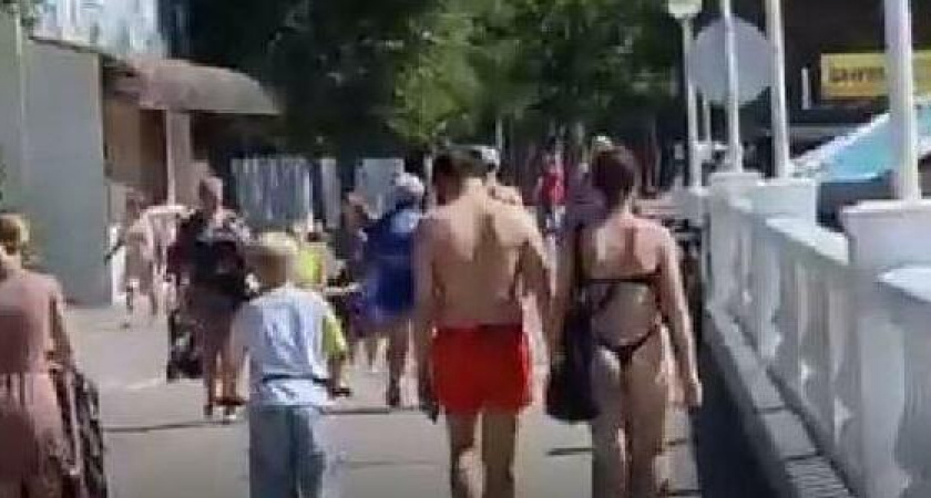 "Надо местных уважать": девушка в купальнике на набережной в Геленджике вызвала спор в соцсетях