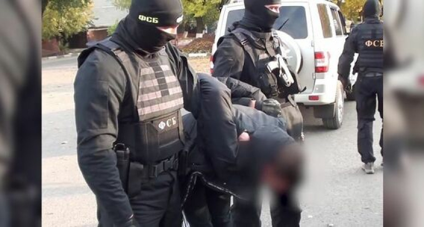 Трое новороссийцев пытались продать пистолет «Браунинг» и патроны у магазина «Магнит»