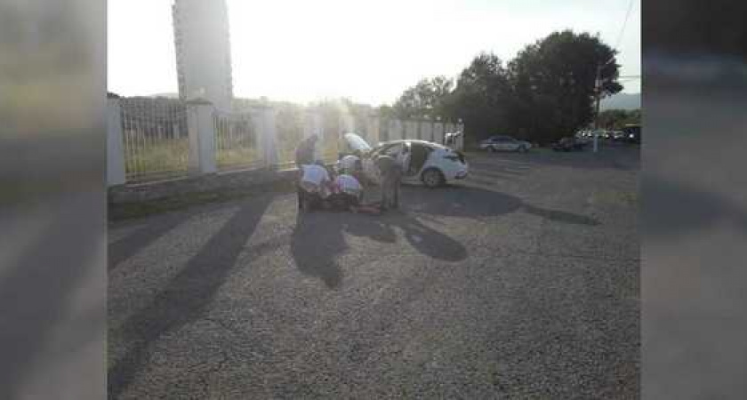 Турист попытался съесть непонятный сверток во время задержания на посту ДПС в Геленджике: эксклюзивные кадры