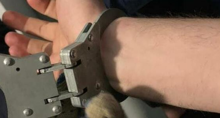 Зрелище не для слабонервных: спасатели при помощи бензореза сняли наручники с жителя Новороссийска