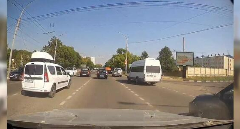 Очевидцы сняли на видео очередное нарушение ПДД новороссийским маршрутчиком