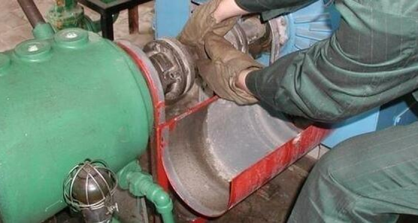 «Насос на последнем издыхании, в подъезде вода»: новороссийцы пожаловались на сломанный насос в многоэтажке