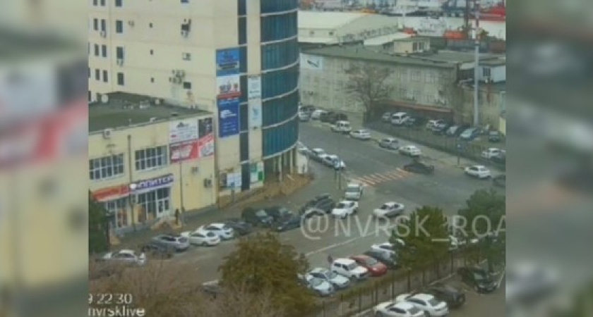 На видео попало, как иномарка снесла человека на пешеходном переходе в Новороссийске