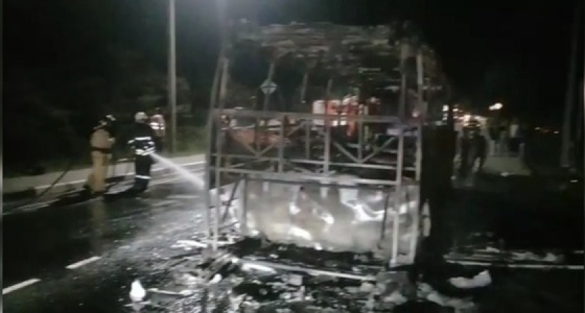 На трассе под Геленджиком дотла сгорел рейсовый автобус