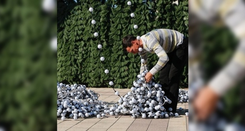 В Новороссийске начали наряжать новогоднюю елку. Но гирлянды на ней зажгутся не сразу