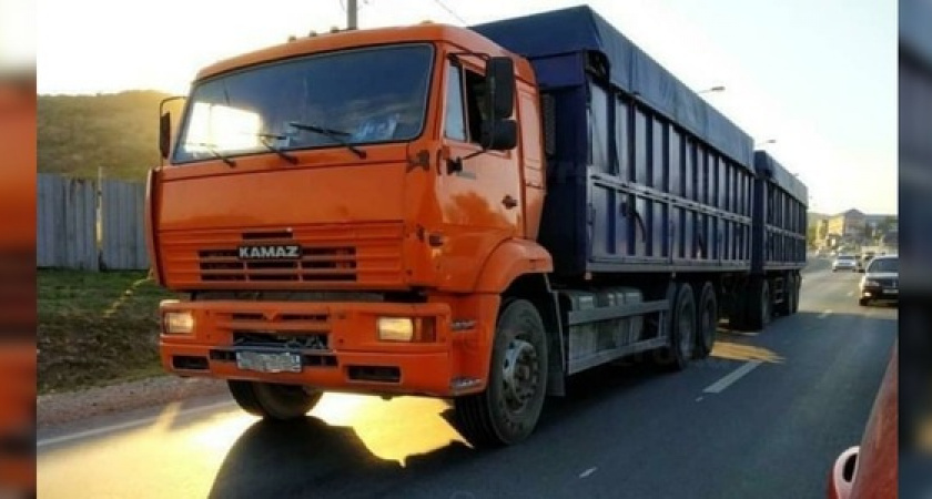 Под Новороссийском перед постом водители фур заклеивают номера картоном