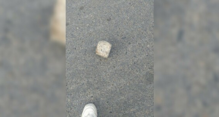 Выпавший из КАМАЗа камень повредил «легковушку» в Новороссийске: момент попал в объектив видеорегистратора