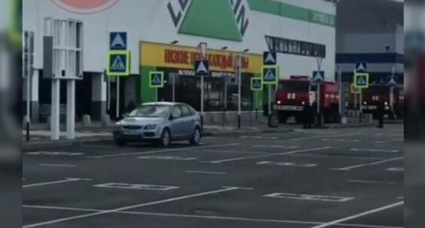 Видео: в Новороссийске пожарные и спасатели примчались к строительному гипермаркету