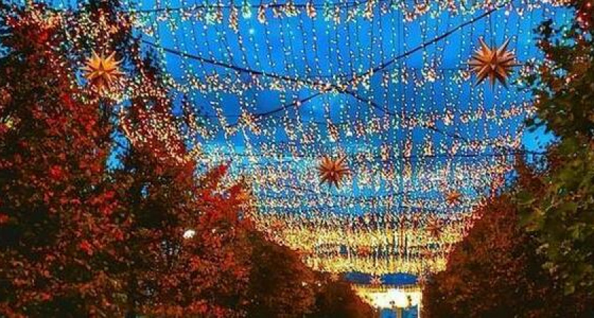 В Новороссийске начали обновлять украшения к Новому Году