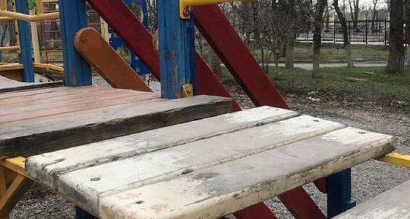 Помятые горки и урны без дна: жители села Гайдук рассказали, на какой площадке приходится играть детям