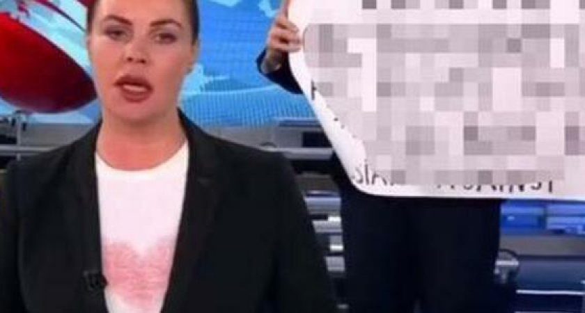 Редактор Первого канала, выбежавшая в эфир с пацифистским плакатом, оштрафована на 30 тысяч рублей