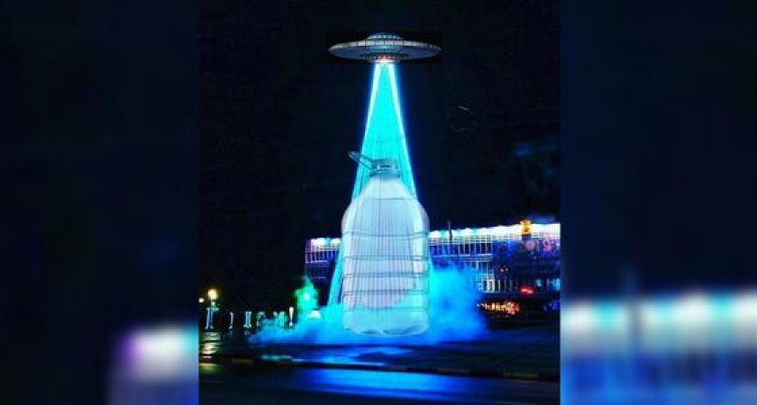 «Вода где-то рядом!!!»: в сети опубликовано креативное фото новогодней елки в Новороссийске