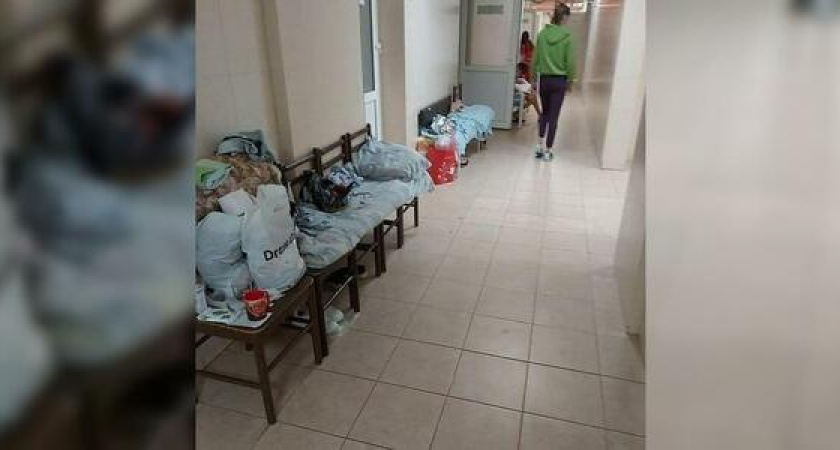 Жители Новороссийска опубликовали фото с детской больницы: маленькие пациенты лежат под капельницами в коридоре на стульях