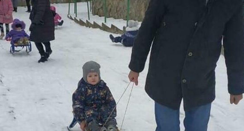 «Давно такого не было!!!»: веселый смех и радостные крики - на улицах Новороссийска дети и взрослые катаются на санках
