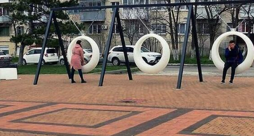 В Новороссийске появились новые качели-кольца на цепях