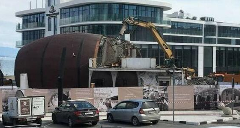 Прощаемся с эпохой: в Новороссийске началась реконструкция кафе «Бочка»