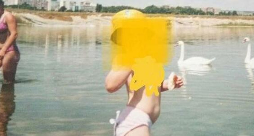 Опубликовано ретрофото: дети купаются в прозрачной воде в лимане на Суджукской косе Новороссийска