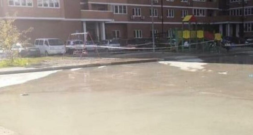 В Новороссийске дети играют в канализационных стоках на детской площадке