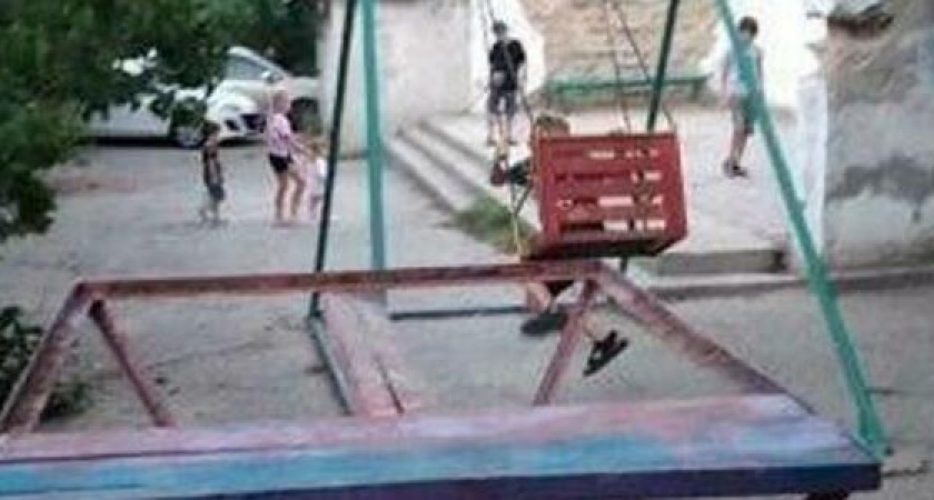 «Бетонное покрытие со штырями и ржавые качели»: новороссийцы просят благоустроить детскую площадку