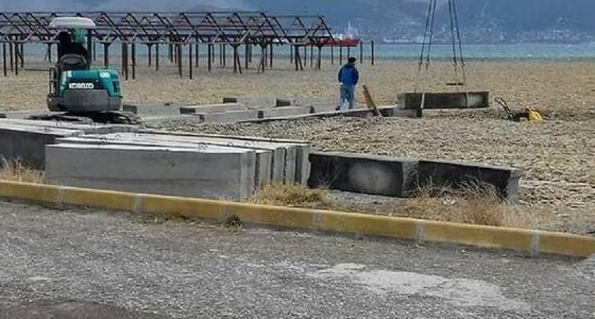 Новороссийцы обеспокоены началом стройки на Суджукской косе. НАША узнала, что появится на пляже