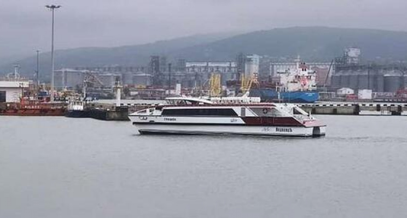 Жители Новороссийска заметили нашумевший катамаран «Грифон» в Цемесской бухте