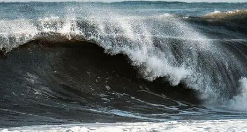 Искупаться, сделать селфи или искать сокровища? Чем занимаются жители Черноморского побережья в шторм: 8 безумных видеороликов