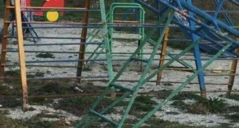 Жители пригорода Новороссийска просят у Деда Мороза новую детскую площадку. В помощь властей уже не верят