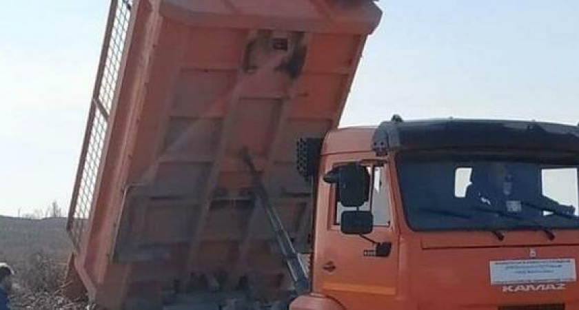 Свалку видно из космоса: горожане обнаружили на виноградниках в Южном районе Новороссийска горы веток и разливы канализации