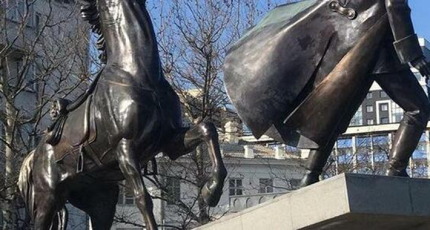 «Кто виноват: вандалы или норд-ост?»: новороссийцы возмущаются, что памятник «Исход» до сих пор не привели в порядок