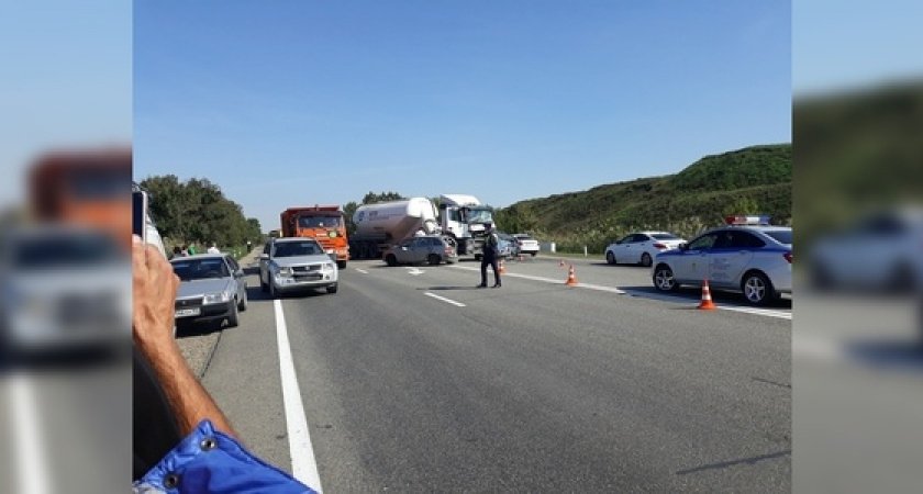 На трассе под Краснодаром цементовоз на скорости протаранил четыре «легковушки»: в ДТП погиб житель Новороссийска