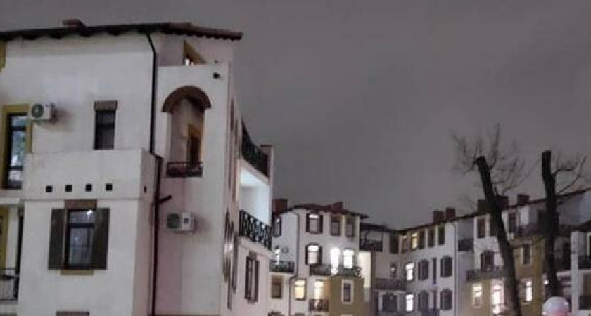 Стены жилого комплекса в Цемесской роще Новороссийска покрылись грибком