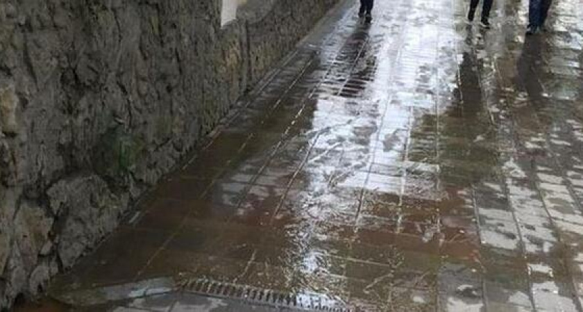 В Новороссийске из-за забитой ливневки затопило центральную улицу города