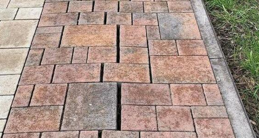 В сквере 75-летия Победы в Новороссийске провалилась и «расползлась» плитка