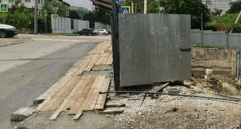 В Новороссийске с территории стройки, возле которой провалился грунт, на дорогу уже две недели льется мутная жижа