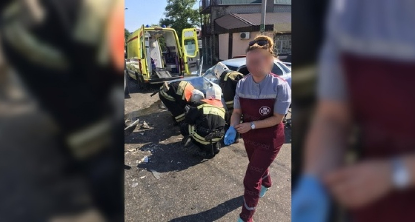 В Новороссийске столкнулись маршрутка и «легковушка». Есть пострадавшие