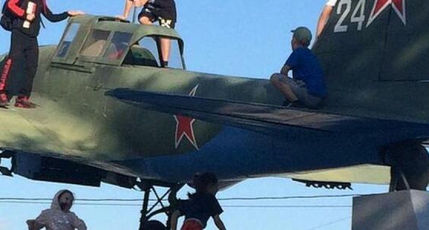 "Люди, опомнитесь! Это память о погибших!": в Новороссийске дети скакали по памятнику «Самолет», били ногами по стеклам кабины