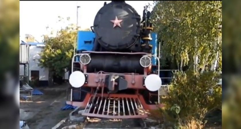 На территории локомотивного депо Новороссийска заперт  «музей-паровоз». Но в Сети появилось уникальное видео того, что хранится внутри