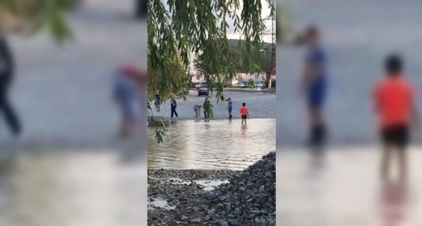 После потопа объездная дорога в Новороссийске превратилась в «озеро»: горожане сняли видео, как дети играют на берегу огромной лужи