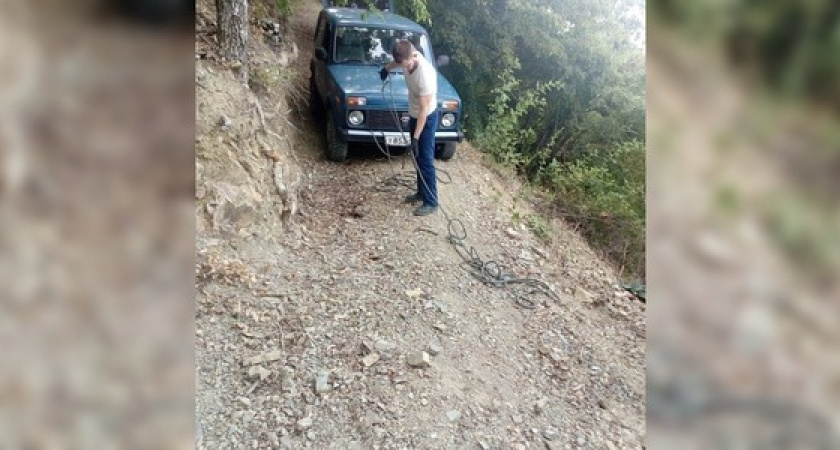В пригороде Новороссийска джип едва не слетел в обрыв
