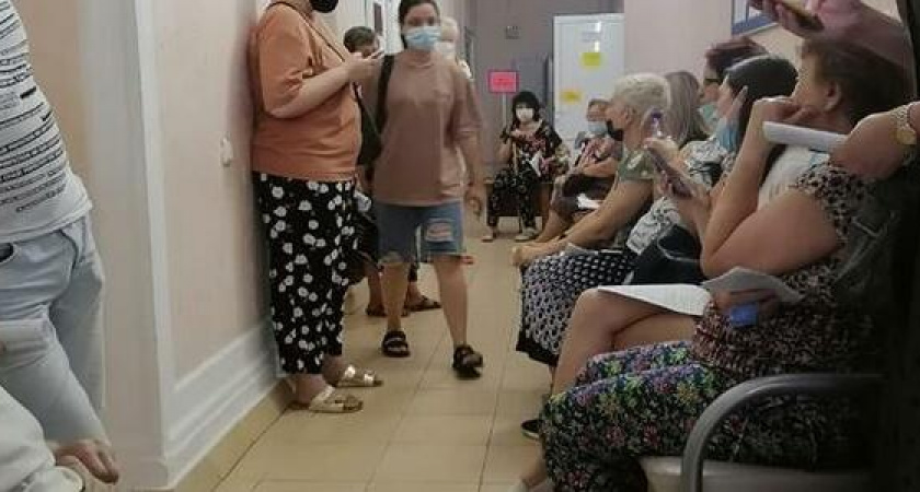 «Массовая вакцинация в действии!»: новороссийцы стоят по несколько часов в очереди, чтобы привиться от коронавируса