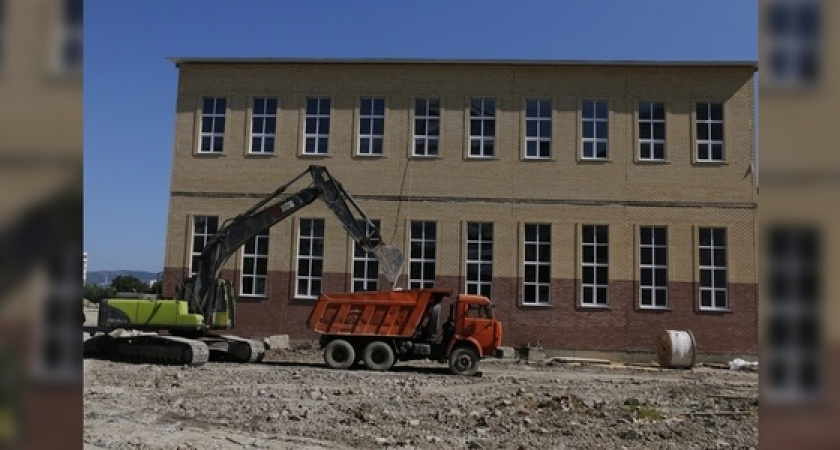 В строящейся школе в Новороссийске этажи будут разноцветными: это поможет детям лучше ориентироваться