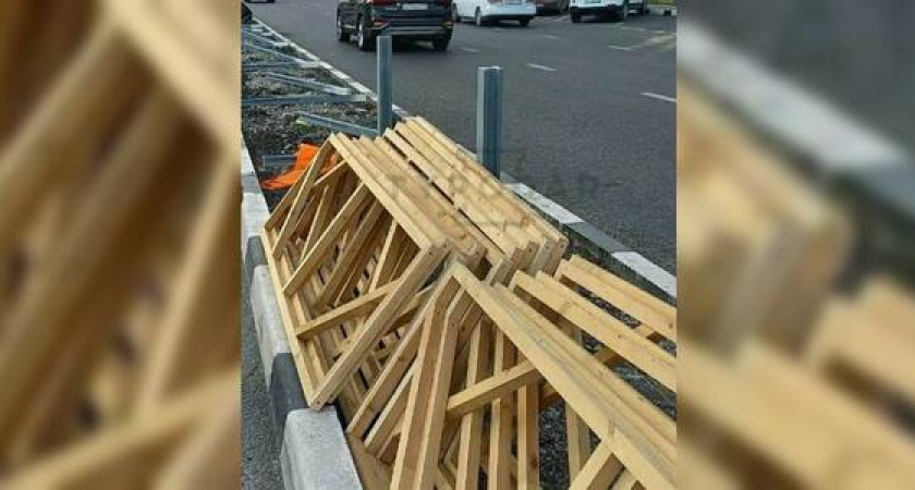 Жители Новороссийска обеспокоены: на проспекте Дзержинского ограждения разделительной полосы делают из дерева?