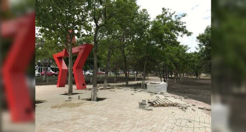 Сквер Победы в Новороссийске снова не успели открыть в срок. Как сейчас выглядит прогулочная зона (не очень)