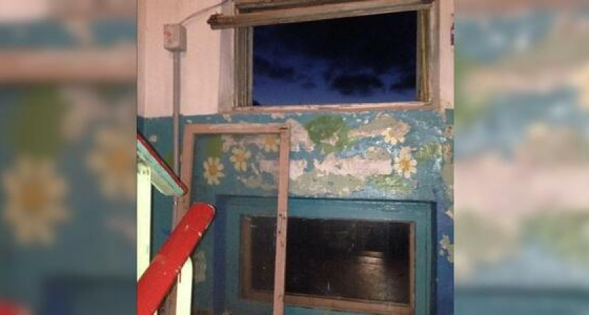 «УК НУК к зиме готова?»: жители Новороссийска пожаловались на отсутствия стекла в подъездном окне