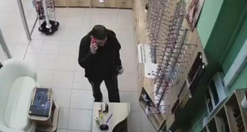 Житель Новороссийска украл мобильный телефон продавца салона оптики