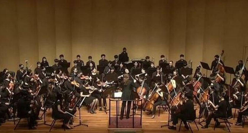 Оркестр на детской площадке: в Новороссийске на Мефодиевке прошел концерт живой музыки