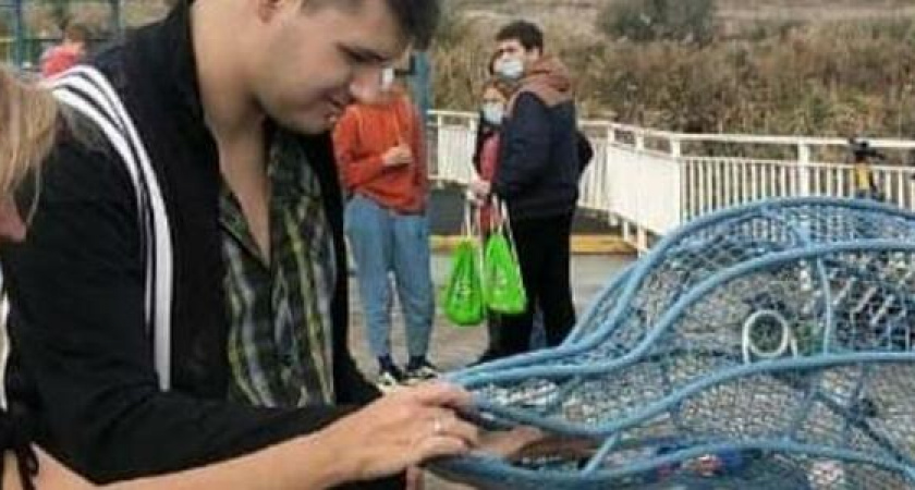 На пляже Новороссийска установили дельфин-контейнер для сбора пластиковых крышек