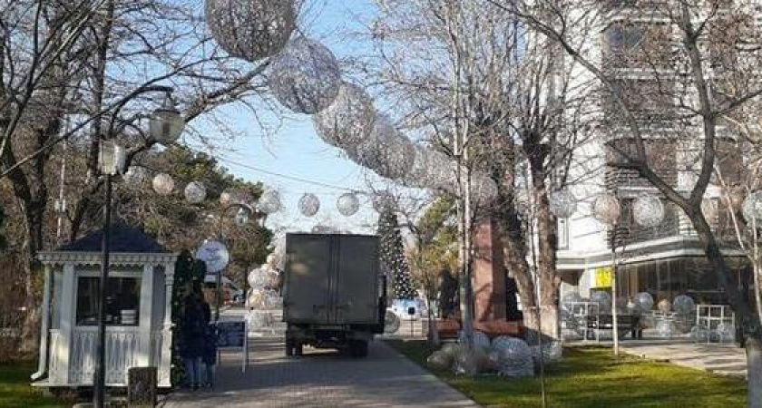 Парк Фрунзе в Новороссийске украшают большими светящимися шарами