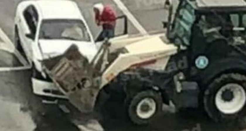 В центре Новороссийска трактор разнес капот легковушки