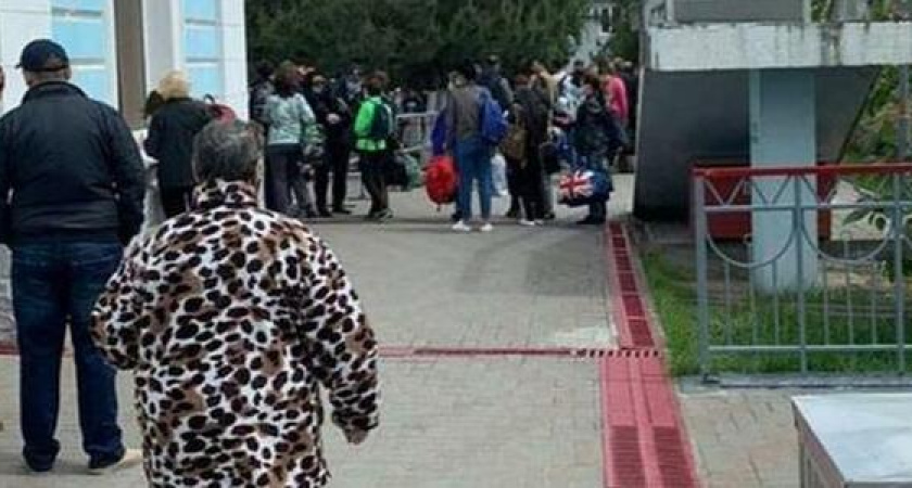 «Стоят таксисты без масок, зазывают всех». Новороссиец пожаловался, что на железнодорожном вокзале нарушают карантин